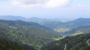 Dieses Bild zeigt eine Webcam-Aufnahme vom Achertal, aufgenommen am Freitag, den 08.05.2026 um 13:10 Uhr. Die Temperatur betrug 12°C.