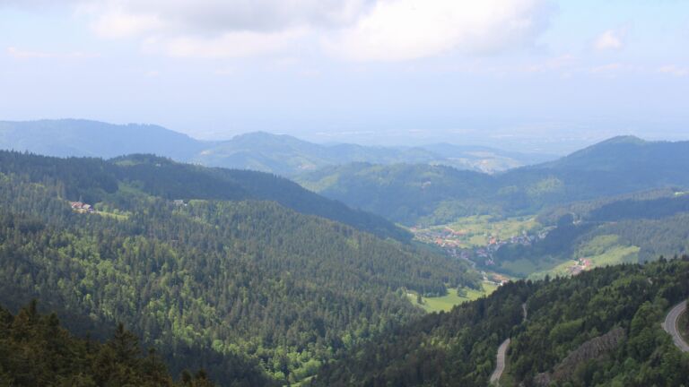 Dieses Bild zeigt eine Webcam-Aufnahme vom Achertal, aufgenommen am Freitag, den 08.05.2026 um 13:10 Uhr. Die Temperatur betrug 12°C.