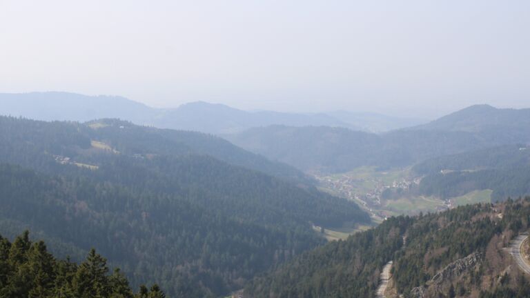 Dieses Bild zeigt eine Webcam-Aufnahme vom Achertal, aufgenommen am Montag, den 09.03.2026 um 13:30 Uhr. Die Temperatur betrug 10.9°C.