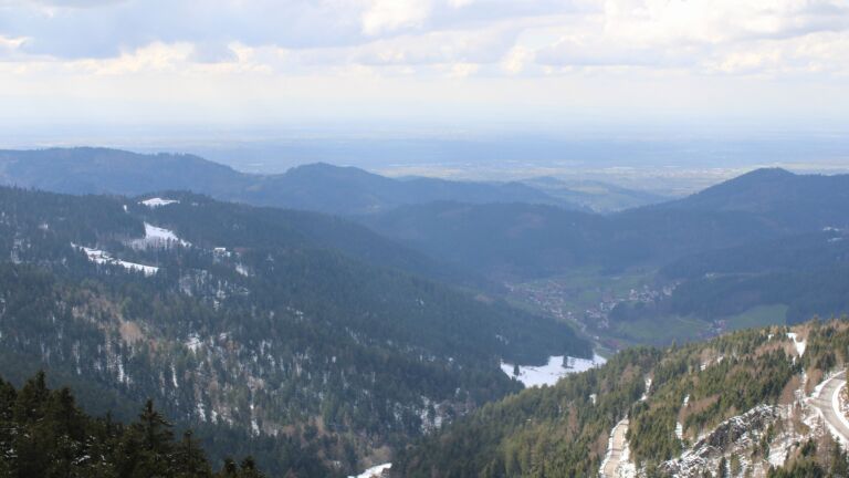 Dieses Bild zeigt eine Webcam-Aufnahme vom Achertal, aufgenommen am Mittwoch, den 01.04.2026 um 15:40 Uhr. Die Temperatur betrug 2°C.