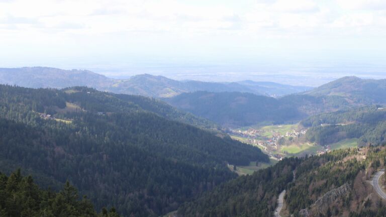 Dieses Bild zeigt eine Webcam-Aufnahme vom Achertal, aufgenommen am Donnerstag, den 12.03.2026 um 13:30 Uhr. Die Temperatur betrug 5.1°C.