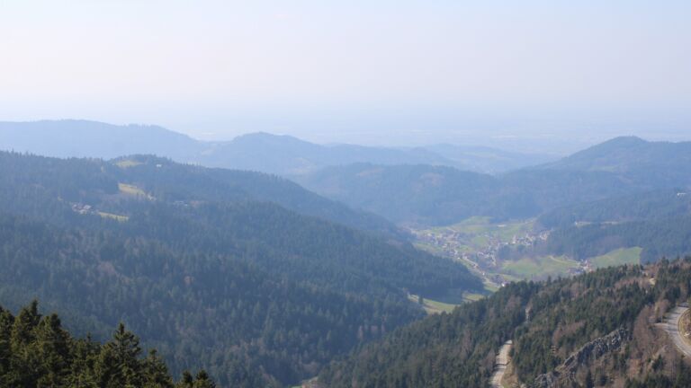 Dieses Bild zeigt eine Webcam-Aufnahme vom Achertal, aufgenommen am Mittwoch, den 18.03.2026 um 14:10 Uhr. Die Temperatur betrug 4.8°C.