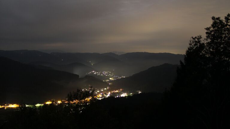 Dieses Bild zeigt eine Webcam-Aufnahme vom Achertal, aufgenommen am Dienstag, den 20.10.2026 um 22:00 Uhr. Die Temperatur betrug 9.4°C.