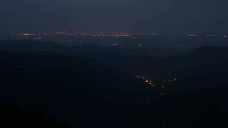 Dieses Bild zeigt eine Webcam-Aufnahme vom Achertal, aufgenommen am Montag, den 23.06.2025 um 04:30 Uhr. Die Temperatur betrug 16.3°C.