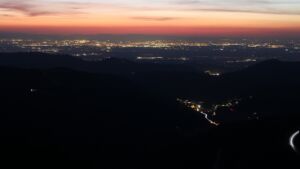 Dieses Bild zeigt eine Webcam-Aufnahme vom Achertal, aufgenommen am Dienstag, den 03.03.2026 um 19:10 Uhr. Die Temperatur betrug 6.8°C.