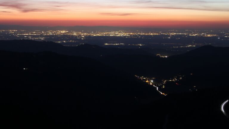 Dieses Bild zeigt eine Webcam-Aufnahme vom Achertal, aufgenommen am Dienstag, den 03.03.2026 um 19:10 Uhr. Die Temperatur betrug 6.8°C.