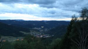Dieses Bild zeigt eine Webcam-Aufnahme vom Achertal, aufgenommen am Freitag, den 28.08.2026 um 20:40 Uhr. Die Temperatur betrug 18.4°C.
