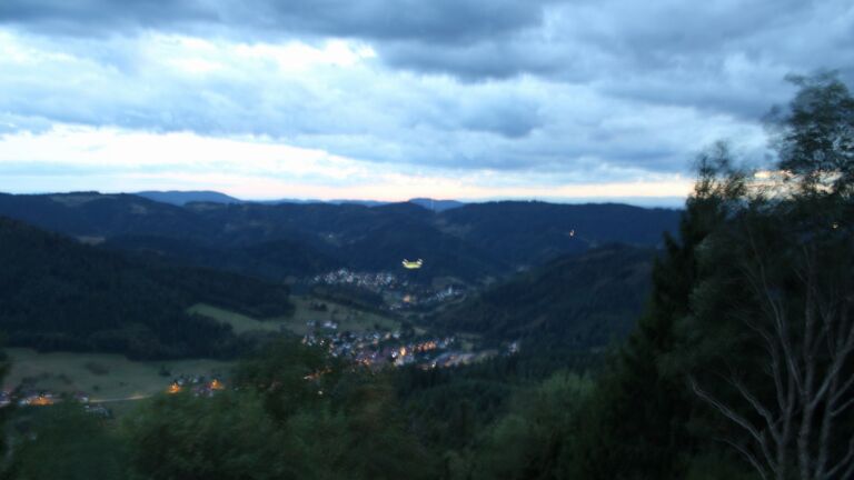 Dieses Bild zeigt eine Webcam-Aufnahme vom Achertal, aufgenommen am Freitag, den 28.08.2026 um 20:40 Uhr. Die Temperatur betrug 18.4°C.