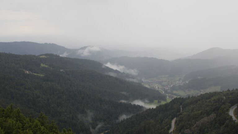 Dieses Bild zeigt eine Webcam-Aufnahme vom Achertal, aufgenommen am Freitag, den 01.08.2025 um 19:40 Uhr. Die Temperatur betrug 12.1°C.