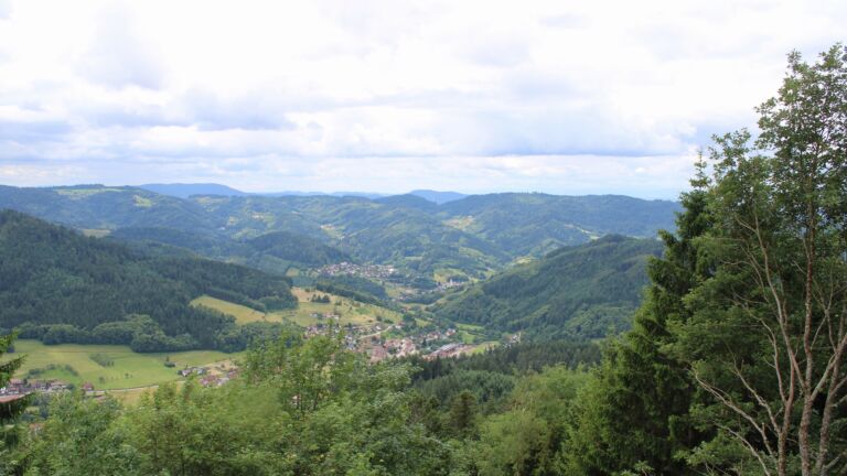 Dieses Bild zeigt eine Webcam-Aufnahme vom Achertal, aufgenommen am Donnerstag, den 11.06.2026 um 13:30 Uhr. Die Temperatur betrug 10.4°C.