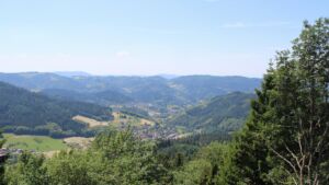 Dieses Bild zeigt eine Webcam-Aufnahme vom Achertal, aufgenommen am Freitag, den 19.06.2026 um 13:20 Uhr. Die Temperatur betrug 30.4°C.