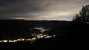 Dieses Bild zeigt eine Webcam-Aufnahme vom Achertal, aufgenommen am Samstag, den 06.06.2026 um 00:00 Uhr. Die Temperatur betrug 12.4°C.