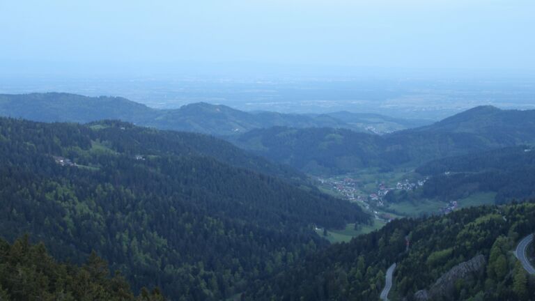 Dieses Bild zeigt eine Webcam-Aufnahme vom Achertal, aufgenommen am Dienstag, den 28.04.2026 um 06:10 Uhr. Die Temperatur betrug 9.4°C.