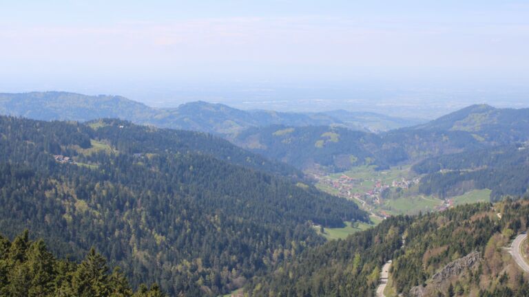 Dieses Bild zeigt eine Webcam-Aufnahme vom Achertal, aufgenommen am Samstag, den 18.04.2026 um 13:30 Uhr. Die Temperatur betrug 15.2°C.