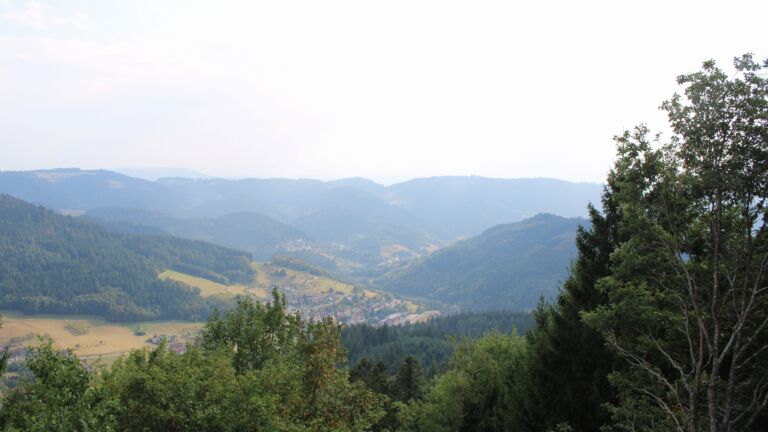 Dieses Bild zeigt eine Webcam-Aufnahme vom Achertal, aufgenommen am Sonntag, den 16.08.2026 um 17:40 Uhr. Die Temperatur betrug 28°C.