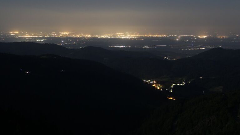 Dieses Bild zeigt eine Webcam-Aufnahme vom Achertal, aufgenommen am Donnerstag, den 15.05.2025 um 02:30 Uhr. Die Temperatur betrug 11.1°C.