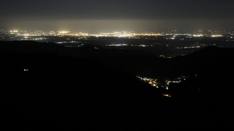 Dieses Bild zeigt eine Webcam-Aufnahme vom Achertal, aufgenommen am Mittwoch, den 08.04.2026 um 01:00 Uhr. Die Temperatur betrug 8.5°C.