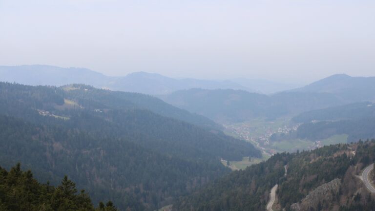 Dieses Bild zeigt eine Webcam-Aufnahme vom Achertal, aufgenommen am Montag, den 23.03.2026 um 10:50 Uhr. Die Temperatur betrug 8°C.