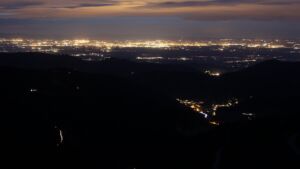 Dieses Bild zeigt eine Webcam-Aufnahme vom Achertal, aufgenommen am Freitag, den 13.03.2026 um 19:20 Uhr. Die Temperatur betrug 7.2°C.