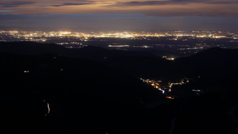 Dieses Bild zeigt eine Webcam-Aufnahme vom Achertal, aufgenommen am Freitag, den 13.03.2026 um 19:20 Uhr. Die Temperatur betrug 7.2°C.