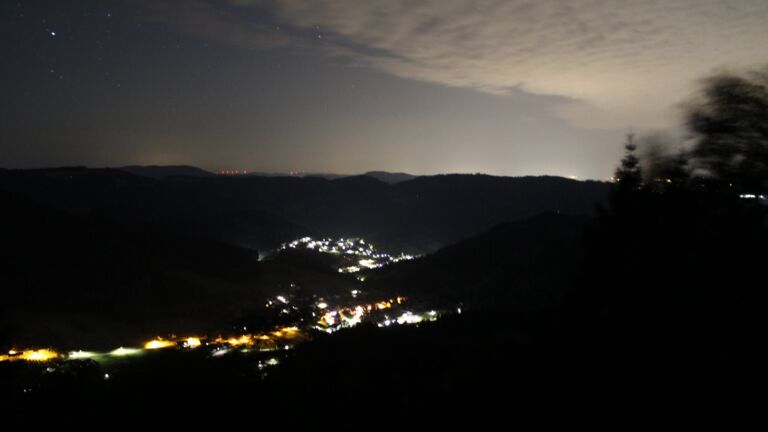 Dieses Bild zeigt eine Webcam-Aufnahme vom Achertal, aufgenommen am Dienstag, den 11.08.2026 um 04:10 Uhr. Die Temperatur betrug 20.5°C.