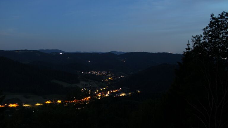 Dieses Bild zeigt eine Webcam-Aufnahme vom Achertal, aufgenommen am Freitag, den 29.05.2026 um 22:20 Uhr. Die Temperatur betrug 22.3°C.
