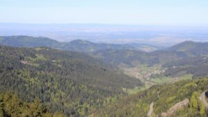 Dieses Bild zeigt eine Webcam-Aufnahme vom Achertal, aufgenommen am Montag, den 27.04.2026 um 09:10 Uhr. Die Temperatur betrug 13.8°C.