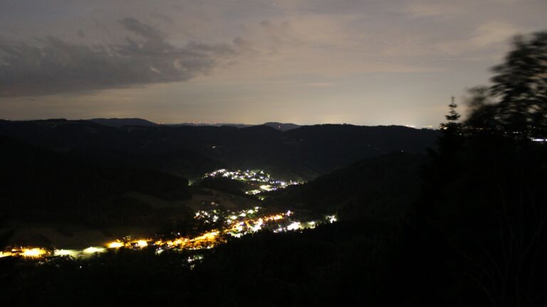 Dieses Bild zeigt eine Webcam-Aufnahme vom Achertal, aufgenommen am Montag, den 01.06.2026 um 23:50 Uhr. Die Temperatur betrug 17.1°C.
