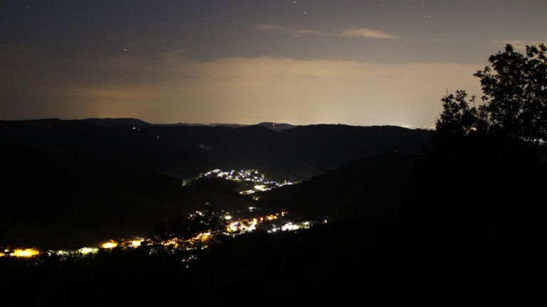 Dieses Bild zeigt eine Webcam-Aufnahme vom Achertal, aufgenommen am Samstag, den 15.08.2026 um 04:40 Uhr. Die Temperatur betrug 27.5°C.