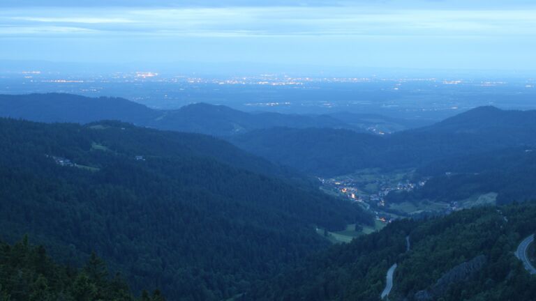 Dieses Bild zeigt eine Webcam-Aufnahme vom Achertal, aufgenommen am Dienstag, den 27.05.2025 um 21:50 Uhr. Die Temperatur betrug 10.9°C.