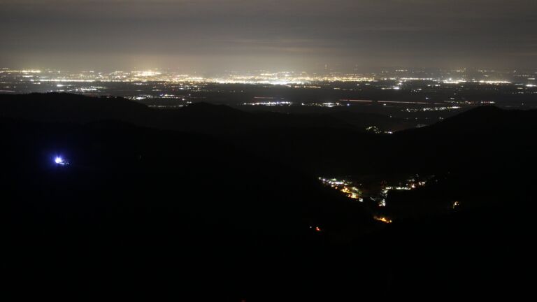 Dieses Bild zeigt eine Webcam-Aufnahme vom Achertal, aufgenommen am Freitag, den 19.12.2025 um 04:30 Uhr. Die Temperatur betrug 6.8°C.