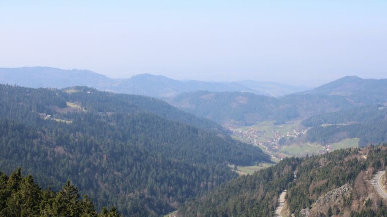 Dieses Bild zeigt eine Webcam-Aufnahme vom Achertal, aufgenommen am Donnerstag, den 19.03.2026 um 12:10 Uhr. Die Temperatur betrug 9°C.