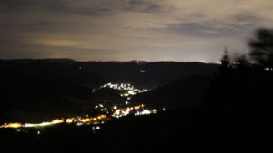 Dieses Bild zeigt eine Webcam-Aufnahme vom Achertal, aufgenommen am Montag, den 24.08.2026 um 04:30 Uhr. Die Temperatur betrug 12.8°C.