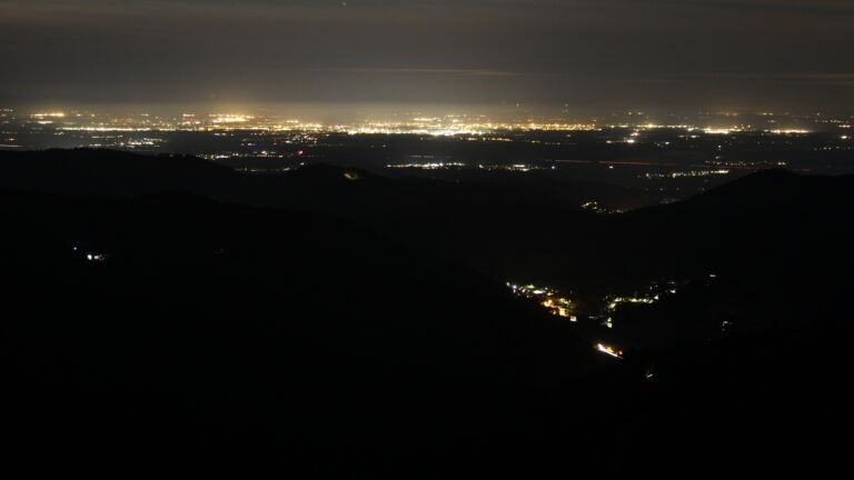 Dieses Bild zeigt eine Webcam-Aufnahme vom Achertal, aufgenommen am Freitag, den 03.10.2025 um 02:00 Uhr. Die Temperatur betrug 3.6°C.