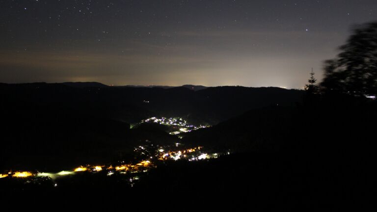 Dieses Bild zeigt eine Webcam-Aufnahme vom Achertal, aufgenommen am Samstag, den 23.05.2026 um 03:00 Uhr. Die Temperatur betrug 18.3°C.