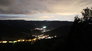 Dieses Bild zeigt eine Webcam-Aufnahme vom Achertal, aufgenommen am Freitag, den 28.08.2026 um 21:40 Uhr. Die Temperatur betrug 17.2°C.