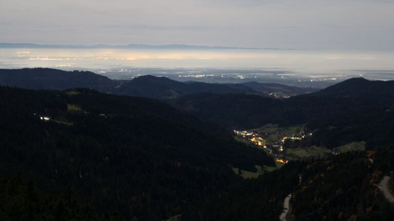 Dieses Bild zeigt eine Webcam-Aufnahme vom Achertal, aufgenommen am Donnerstag, den 06.11.2025 um 04:00 Uhr. Die Temperatur betrug 14.6°C.