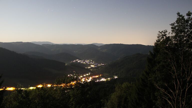Dieses Bild zeigt eine Webcam-Aufnahme vom Achertal, aufgenommen am Montag, den 27.07.2026 um 23:30 Uhr. Die Temperatur betrug 16.7°C.