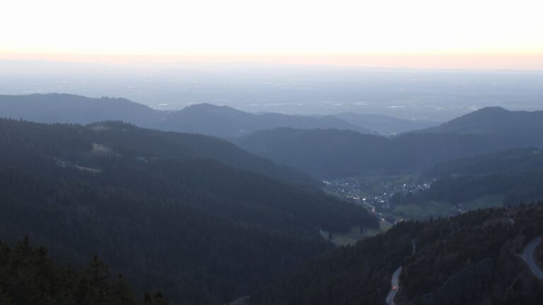 Dieses Bild zeigt eine Webcam-Aufnahme vom Achertal, aufgenommen am Montag, den 02.03.2026 um 18:30 Uhr. Die Temperatur betrug 7.5°C.