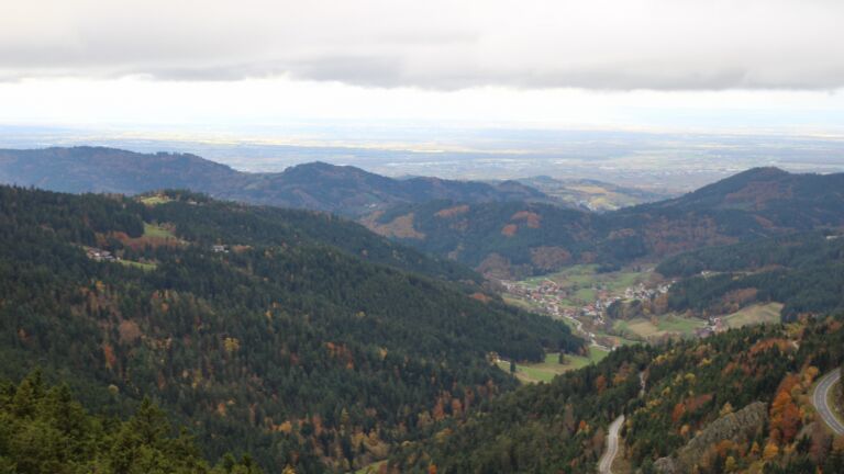 Dieses Bild zeigt eine Webcam-Aufnahme vom Achertal, aufgenommen am Dienstag, den 28.10.2025 um 14:50 Uhr. Die Temperatur betrug 5.8°C.