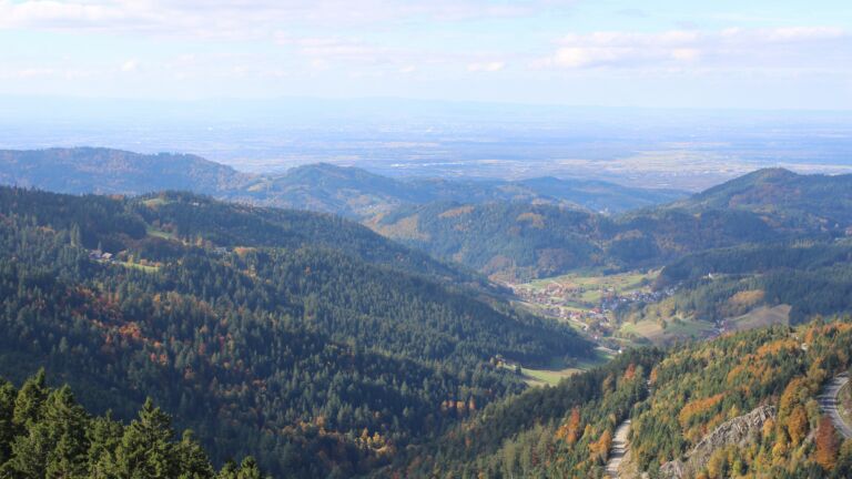 Dieses Bild zeigt eine Webcam-Aufnahme vom Achertal, aufgenommen am Samstag, den 18.10.2025 um 13:20 Uhr. Die Temperatur betrug 8°C.