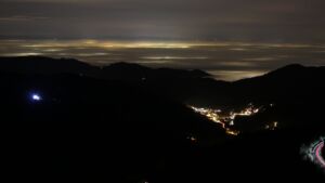 Dieses Bild zeigt eine Webcam-Aufnahme vom Achertal, aufgenommen am Dienstag, den 16.12.2025 um 21:00 Uhr. Die Temperatur betrug 5°C.