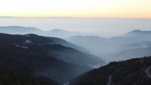 Dieses Bild zeigt eine Webcam-Aufnahme vom Achertal, aufgenommen am Samstag, den 27.12.2025 um 16:40 Uhr. Die Temperatur betrug 3.9°C.