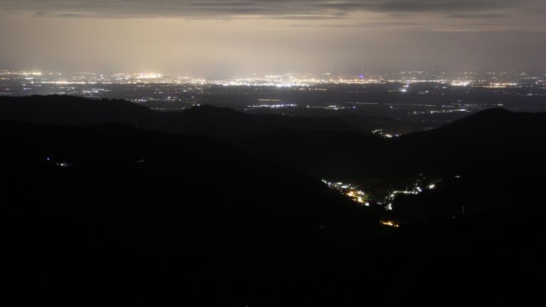 Dieses Bild zeigt eine Webcam-Aufnahme vom Achertal, aufgenommen am Dienstag, den 27.05.2025 um 22:50 Uhr. Die Temperatur betrug 10.9°C.