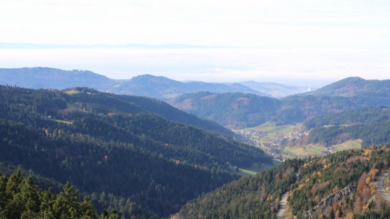 Dieses Bild zeigt eine Webcam-Aufnahme vom Achertal, aufgenommen am Donnerstag, den 06.11.2025 um 13:10 Uhr. Die Temperatur betrug 13.3°C.