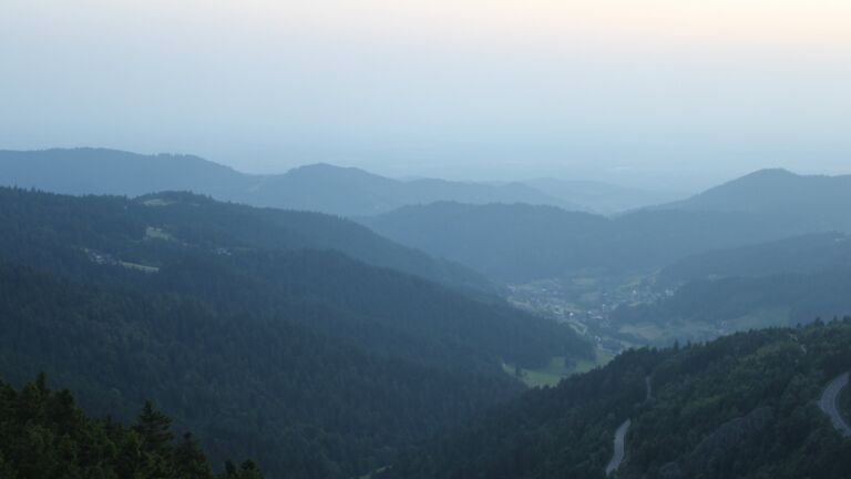 Dieses Bild zeigt eine Webcam-Aufnahme vom Achertal, aufgenommen am Freitag, den 13.06.2025 um 21:40 Uhr. Die Temperatur betrug 21.7°C.