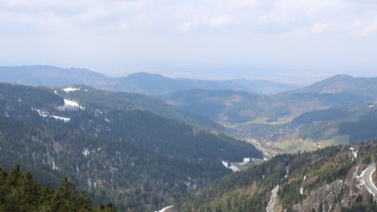 Dieses Bild zeigt eine Webcam-Aufnahme vom Achertal, aufgenommen am Freitag, den 03.04.2026 um 12:50 Uhr. Die Temperatur betrug 5.4°C.