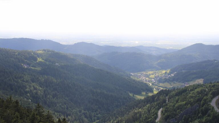 Dieses Bild zeigt eine Webcam-Aufnahme vom Achertal, aufgenommen am Freitag, den 23.05.2025 um 18:40 Uhr. Die Temperatur betrug 7.6°C.