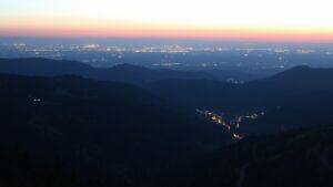 Dieses Bild zeigt eine Webcam-Aufnahme vom Achertal, aufgenommen am Mittwoch, den 22.04.2026 um 21:20 Uhr. Die Temperatur betrug 6.1°C.