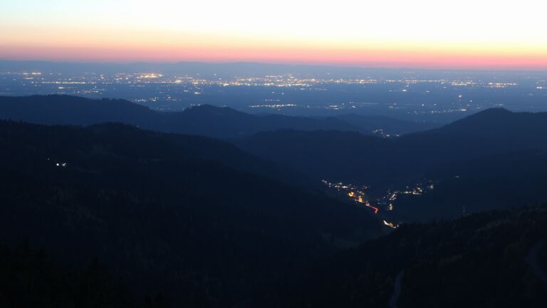 Dieses Bild zeigt eine Webcam-Aufnahme vom Achertal, aufgenommen am Mittwoch, den 22.04.2026 um 21:20 Uhr. Die Temperatur betrug 6.1°C.